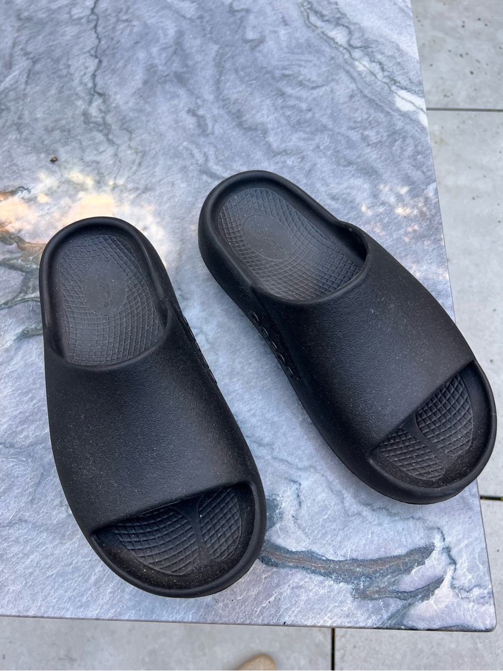 Womens size 38 Black Oofos Slide Sandals - Comfortable Slip-On Pool Slides
